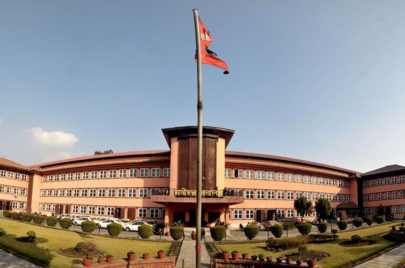 सर्वोच्च अदालतको आदेश : बहालवाला कर्मचारीलाई उमेरहद लाग्दैन, आयोगको परीक्षामा सहभागी गराउनू