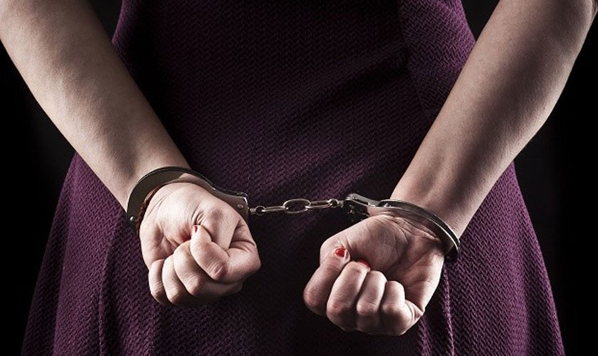 भारतीय महिला  राजधानीमा कराैँडकाे काेकिनसहित पक्राउ