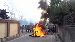 सुकुमबासी बस्तीमा  डोजर  चले पछि टायर बाले र विरोध  महानगरको नगर प्रहरी ब्याक