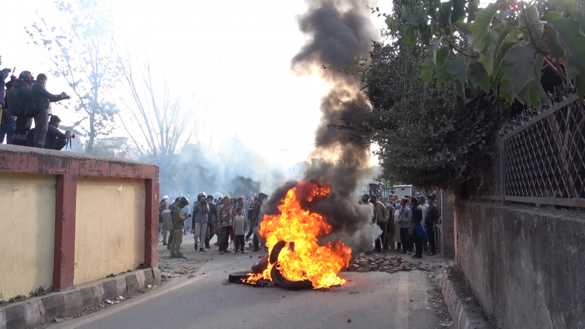 सुकुमबासी बस्तीमा  डोजर  चले पछि टायर बाले र विरोध  महानगरको नगर प्रहरी ब्याक