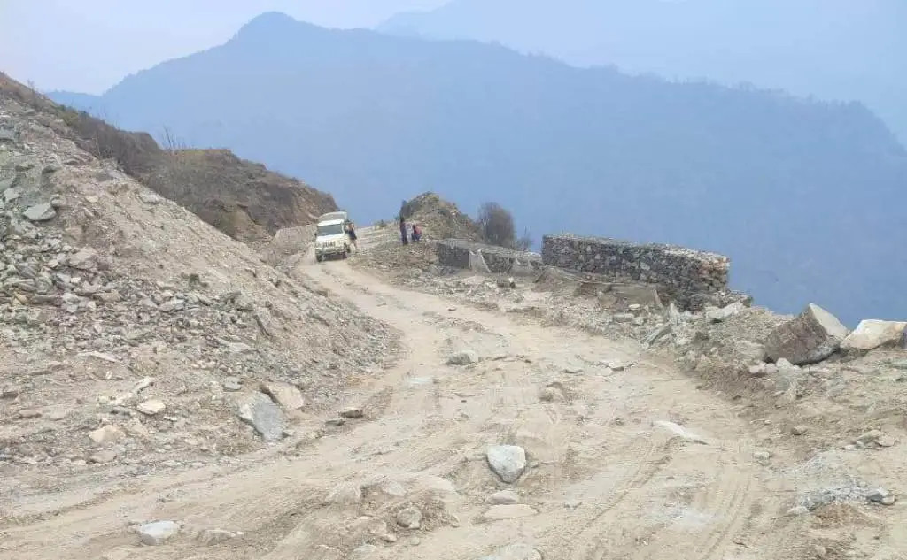 गोरखाको बारपाक र लाप्राक सडक स्तरोन्नति काममा ढिलाइ!!!!!!