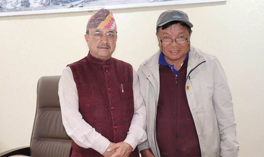 उपप्रधानमन्त्री पूर्णबहादुर खड्का र  महावीर पुन बीच रक्षा मन्त्रालयमा छलफल