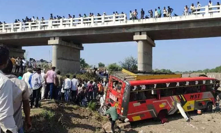 भारतको मध्यप्रदेशमा पुलबाट  नदीमा बस खस्दा १५ जनाको मृत्यु