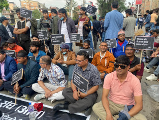 नेपाल विज्ञापन संघ आनले लगायो बिज्ञापन बोर्डमा ताला !