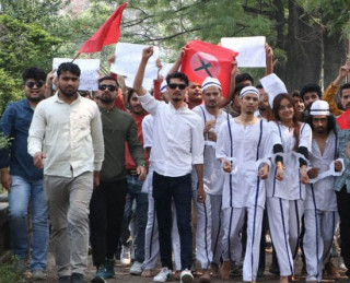 नेविसंघले  कैदीको भेषमा भ्रष्टाचारविरुद्ध सांकेतिक विरोध प्रदर्शन