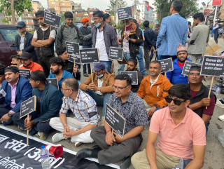 विज्ञापनमा एकद्वार नीतिको विरोध गर्दै नेपाल विज्ञापन संघ (आन)ले विज्ञापन बोर्डमा धर्ना जारी