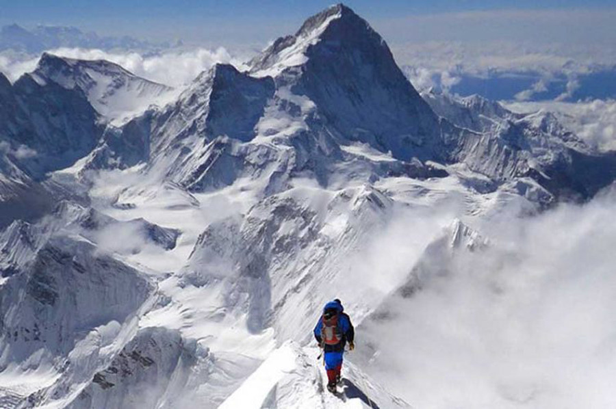 पाँच जना सैनिकसहित १० जनाले सगरमाथाको आरोहण