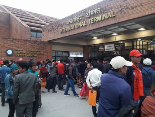 त्रिभुवन अन्तर्राष्ट्रिय विमानस्थलको आगमन  गेटबाट सुन जस्तो देखिने धातुसहित २ जनापक्राउ