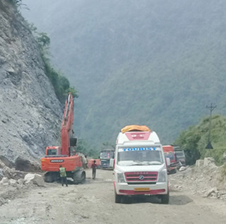 नारायणगढ–मुग्लिन सडक खण्डमा सुख्खा पहिरो खस्दा दुईतर्फी सडक अवरुद्ध