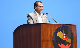 बाघ बुढो भएपछि फट्यांग्रा टिप्न थाल्ने भन्दै एमाले अध्यक्ष केपी ओलीमाथि सांसद माधव सापकोटाले  व्यंग्य गरे