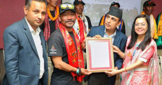राष्ट्रपति रामचन्द्र पौडेलले कृत्रिम खुट्टाको सहायताले सगरमाथाको सफल आरोहण गरेका  बुढामगरलाई बधाई दिए