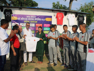 हाई अल्टिच्युट खप्तड शैलेश्वरि खुला म्याराथन प्रतियोगिताको खेलाडीहरूलाई टिसर्ट क्याप हस्तान्तरण