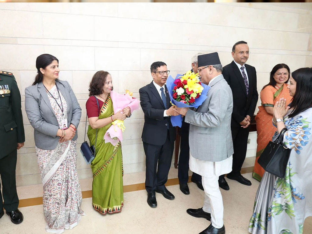 चार दिने भ्रमण अन्त्य गर्दै प्रधानमन्त्री प्रचण्डलाई भारतीय राज्यमन्त्री र राजदूतले गरे बिदाइ