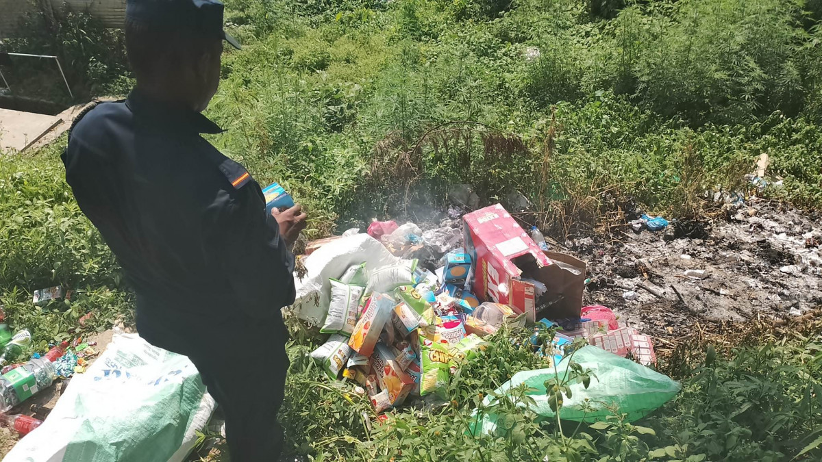  गोरखा सदरमुकामका  किराना पसल तथा होटल अनुगमनका क्रममा जफत   गरिएका अखाद्य बस्तु