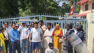 प्रदेशसभा सचिवालय घेराउ गेटामा मेडिकल विश्वविद्यालय बनाउन माग गर्दै