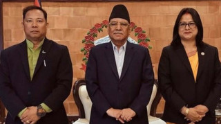 प्रधानमन्त्री  दाहाल  र   नाउपाका संरक्षक रेशम चौधरीबीच भेटवार्ता