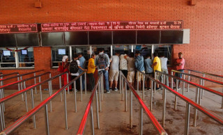 बसपार्क बाहिरका टिकट काउन्टर हटाउन थालियो