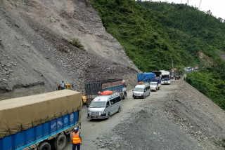 पहिरोले अवरूद्ध नारायणगढ-मुग्लिन सडक पुनः सञ्चालनमा