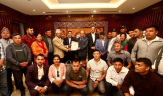 बारपाक सुलिकोटले प्रधानमन्त्री तथा पार्टी अध्यक्ष प्रचण्डलाई बजेट र योजनाकाे ज्ञापन पत्र हस्तान्तरण