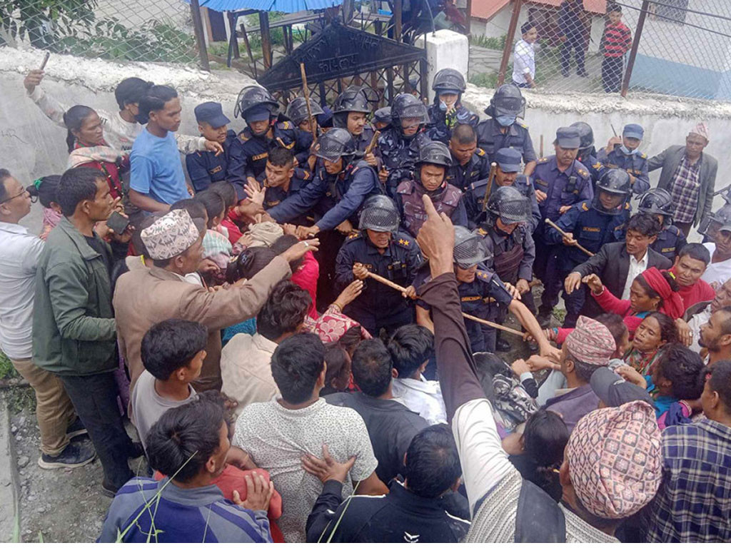 कर्मचारीमाथि हातपात गर्ने दुई  जना  पक्राउ परेपछि एमाले विरोध  प्रदर्शन