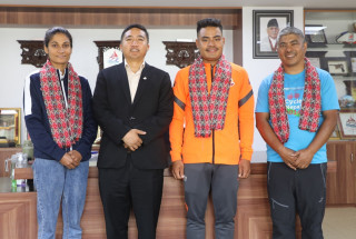 नेपाल पहिलोपटक विश्व साइक्लिङमा ,सहभागी हुने टोली बिदाइपछि सदस्य–सचिव टंकलाल घिसिङसंग तस्वीर खिचाउदै