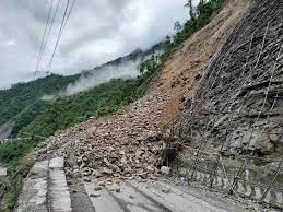 अविरल वर्षात भई पहिरो  खस्दा   नारायणगढ मुग्लिन सडक खण्ड अवरूद्ध