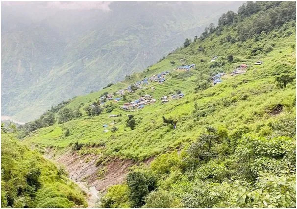 धार्चे गाउँपालिकाकाे  खानीगाउँका ३२ घर पहिराको  जोखिममा