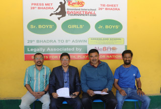 क्विक्स–ग्रिनल्यान्ड अन्तरविद्यालय बास्केटबलबारे आयोजकले जानकारी गराउदै