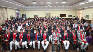 एसियाडी खेलकुदमा सहभागी हुने टोली प्रधानमन्त्री पुष्पकमल दाहालसंग सामूहिक तस्वीर खिचाउदै