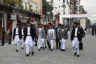  काठमाडौं उपत्यकाको  इन्द्रजात्रा अवलोकन  गर्ने  भीभीआईपीहरू हिँडेरै  पुगे