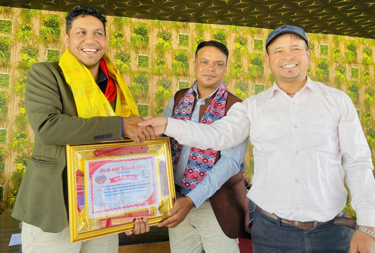 गोरखा बगुवा बिश्वकर्मा समाजद्वारा शाखा अधिकृत किशोर बिकलाई सम्मान