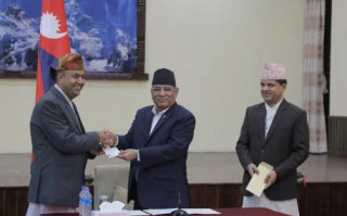 पहिलो गैरआवासीय नागरिकता एनआरएनए अध्यक्ष कुल आचार्यलाई प्रदान : प्रधानमन्त्री दाहाल