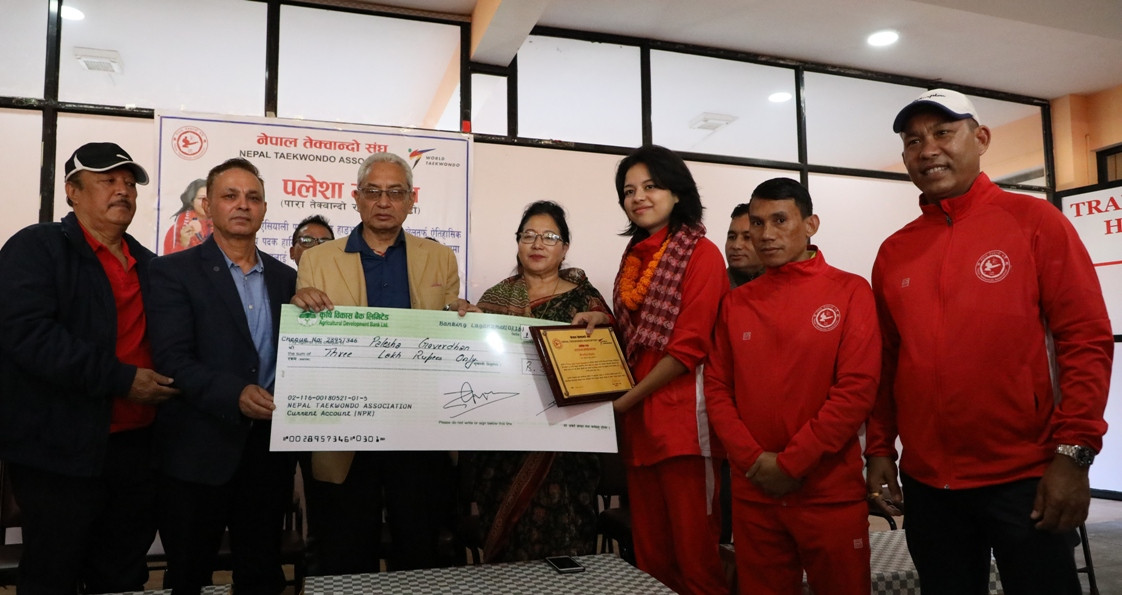 चौथो एसियाली पारा खेलकुदको  कांस्य पदक जितेकी  पलेशालाई  तेक्वान्दो संघद्वारा सम्मानित,बुवाआमासंग 