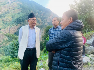 गण्डकी प्रदेशका सभामुख धिताल स्थानीय जनप्रतिनीधिहरुसँग जनताकाे  समस्या बुझ्दैँ