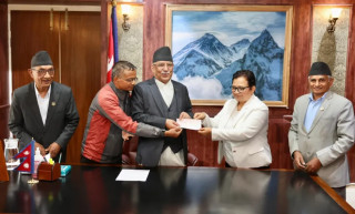 उपाध्यक्ष भुसाल लगायतका नेताहरुले  ५० लाख सहयोग हस्तान्तरण गरे