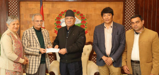 नेपाल समाजवादी पार्टीले भूकम्प पीडितका लागि १० लाख रुपैयाँकाे चेक प्रधानमन्त्री दाहाल लाई हस्तान्तरण गरे