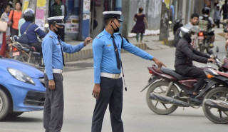 मंसिर ७ गते अत्यावश्यक काममा मात्र गाडी लिएर निस्कन  ट्राफिक प्रहरीकाे अनुरोध