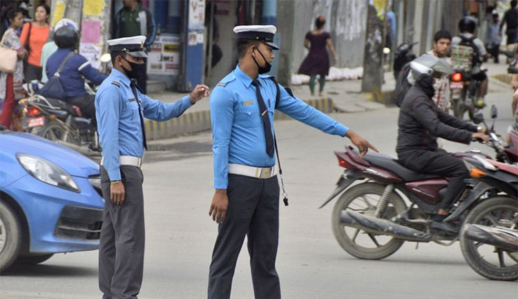 मंसिर ७ गते अत्यावश्यक काममा मात्र गाडी लिएर निस्कन  ट्राफिक प्रहरीकाे अनुरोध