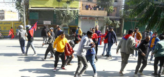 युवा संघका कार्यकर्तामाथि  दुर्गा प्रसाईंका समर्थकले ढुंगामुढा गरे