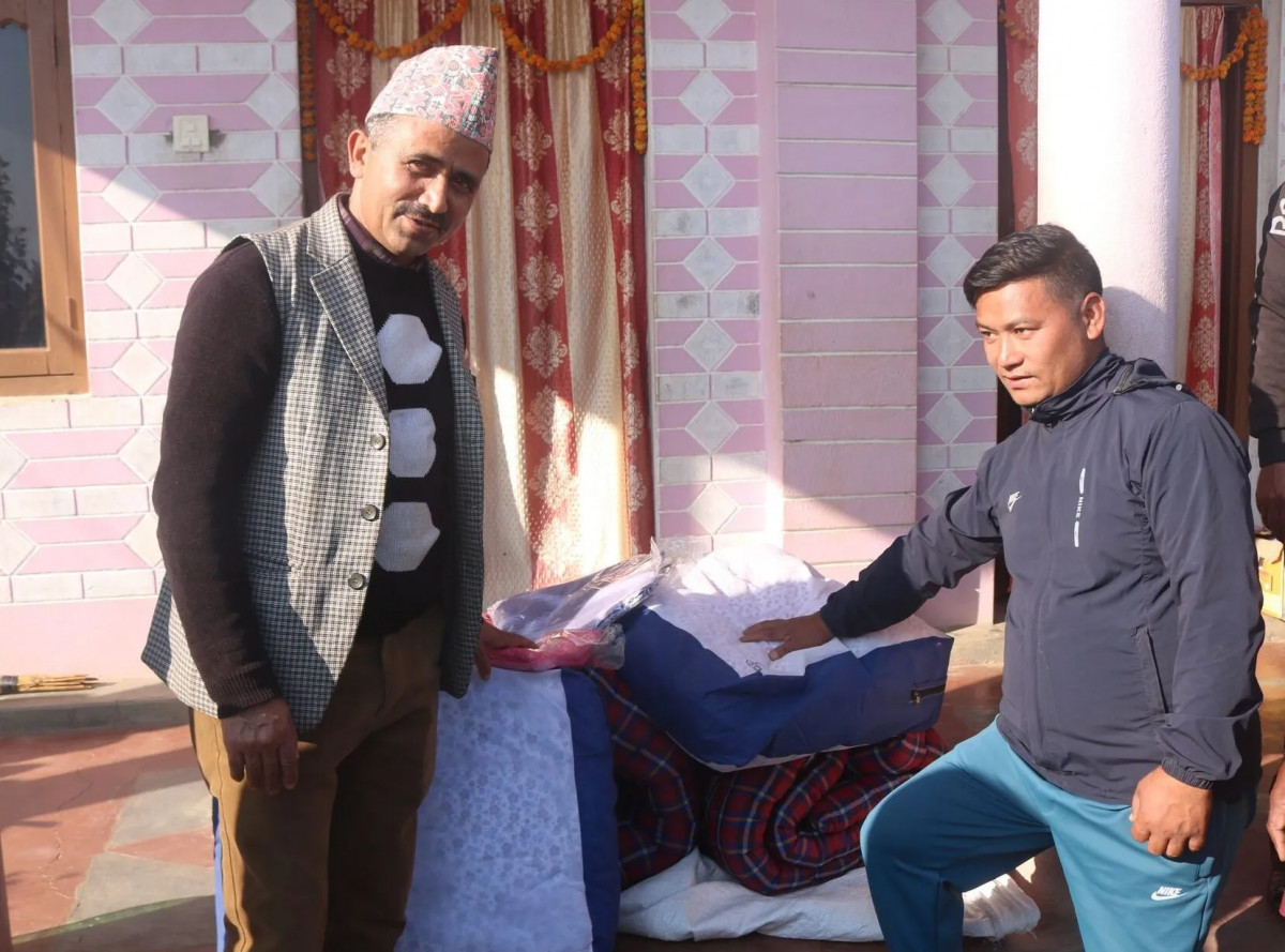 गोरखामा  आगलागी पिडितलाई पालिका र रेडक्रसद्धारा राहत सामाग्री वितरण