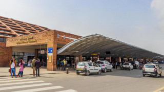 अन्तर्राष्ट्रिय विमानस्थलको आगमन टनेल गेटबाट  भन्सार छली गरी लैजान लागेको सुन जस्तो धातुसहित २ जना पक्राउ