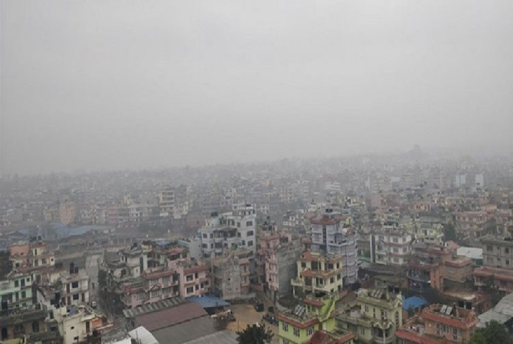 राजधानी उपत्यकासहित धेरै स्थानमा  मौसम बिहानदेखि नै धुम्म