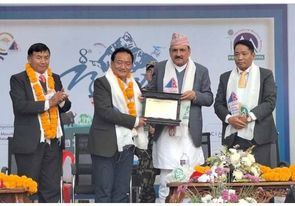 आठौ अन्तर्राष्ट्रिय पर्वतीय महोत्सवमा चुमनुव्रीका अध्यक्ष निमा लामालाई  अर्थमन्त्री प्रकाशरण महतले सम्मान गर्दै ताम्रापत्र प्रदान