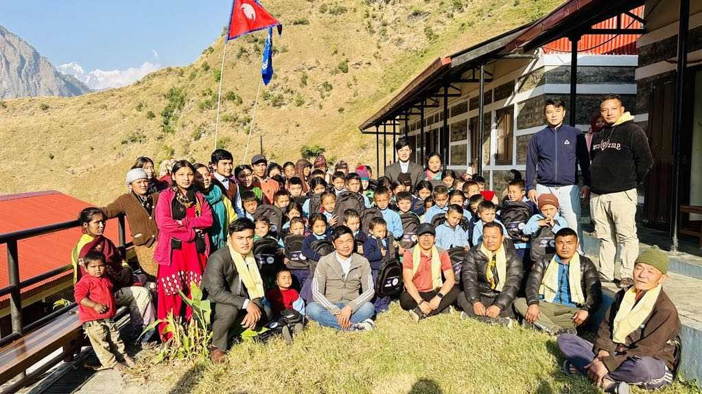 धार्चेमा गणेश हिमाल एशोसिएसन संस्थाले  बिद्यार्थीहरूलाई झोला वितरण