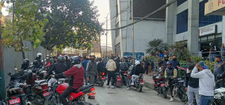 धरौटीमा छुटने पूर्व गृहमन्त्री खाँणलाई स्वागत गर्ने कार्यकर्ता कारागार अगाडि