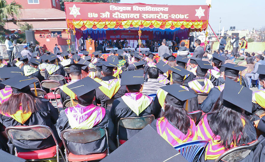 विश्वविद्यालयले दीक्षान्त समारोहमा धेरै विद्यार्थी सहभागी गरायो