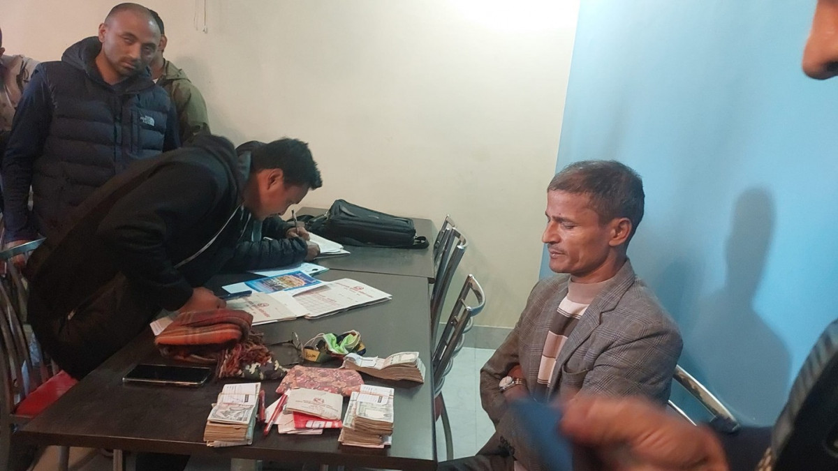 पाँच लाख  घुससहित एक वडा अध्यक्ष पक्राउ