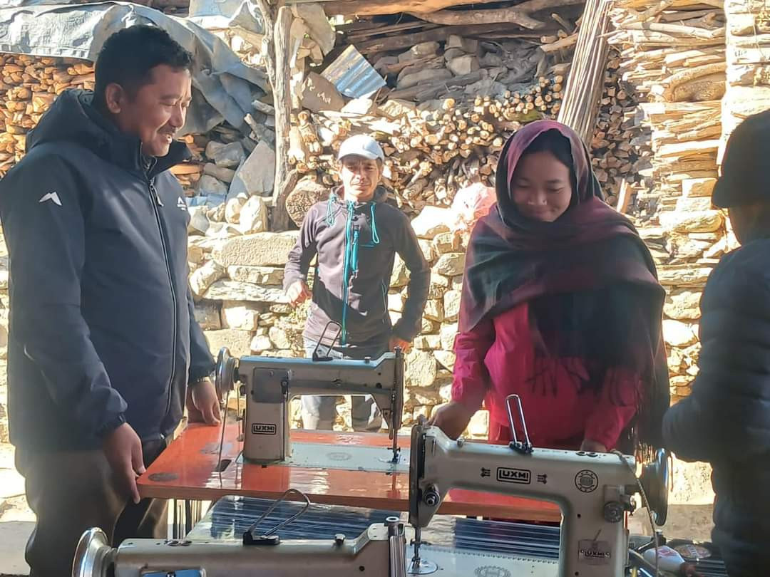गोरखा धार्चे ४ का १५महिलालाई सिलाइकटाइ मेसिन हस्तन्तरण