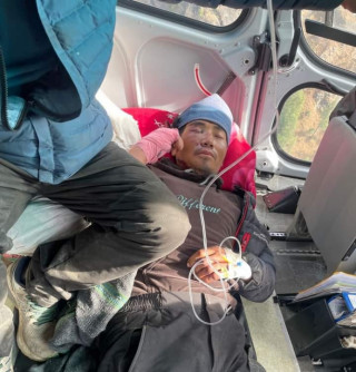 ढुङ्गा खसेर घाईते भएका  धार्चे निवासी  केमी गुरुङलाई  हेलीकप्टर मार्फत उद्वार  गरी राजधानी  पु¥याइयो