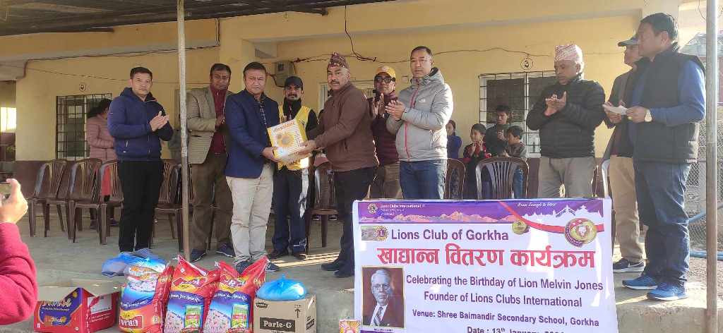 गोरखाको लायन्स क्लवले बालबालिकालाई खाद्यान्न  सामग्री प्रदान